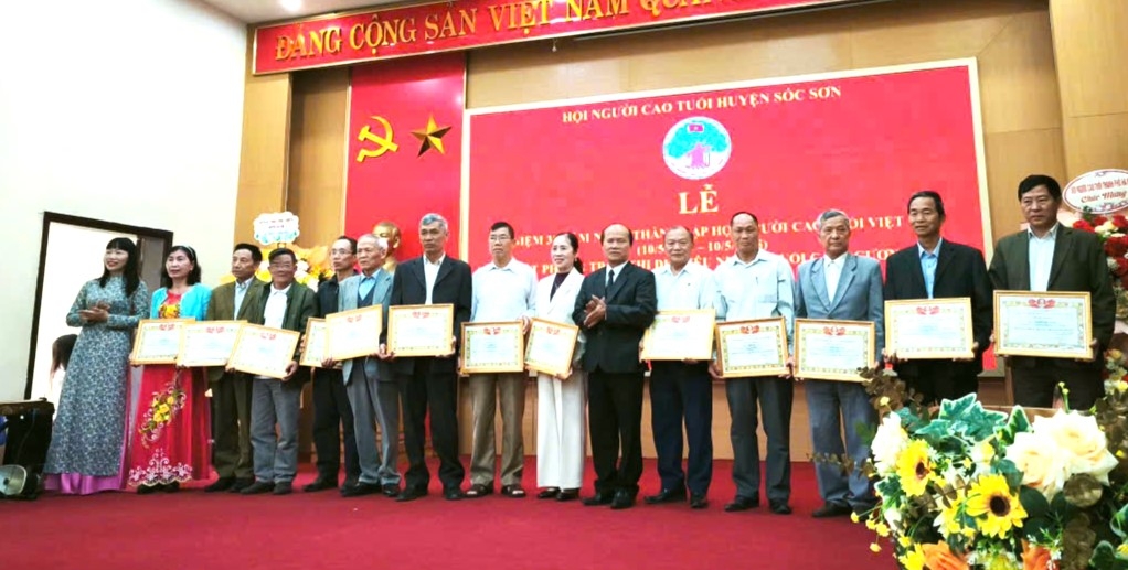 Trao Giấy khen của Hội NCT huyện Sóc Sơn cho các tập thể, cá nhân xuất sắc