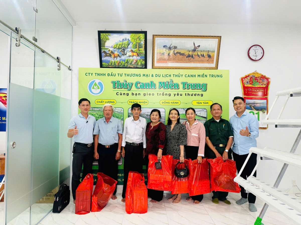 Giàn rau thuỷ canh tiện ích cho người già, sức khoẻ cho cả nhà