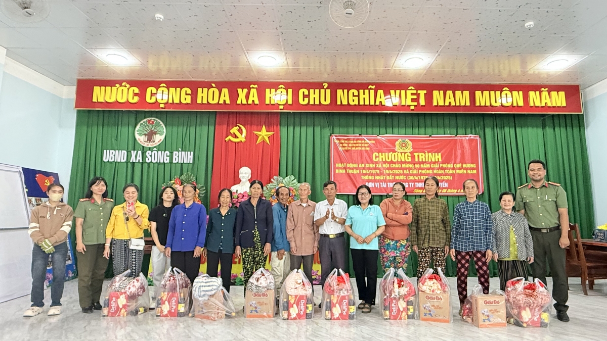 Tỉnh Bình Thuận: Tặng 100 phần quà cho người cao tuổi khó khăn