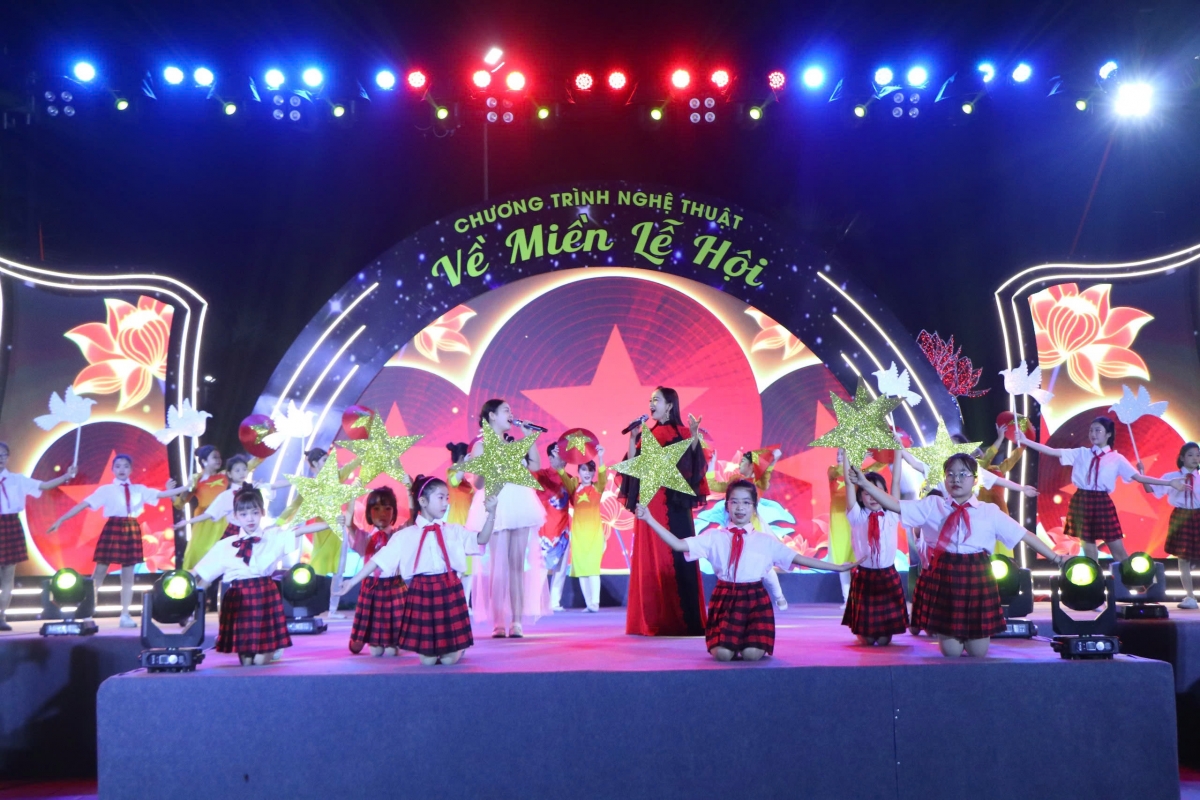 Hàng triệu du khách thập phương đổ về Đền Hùng ngày Giỗ Tổ