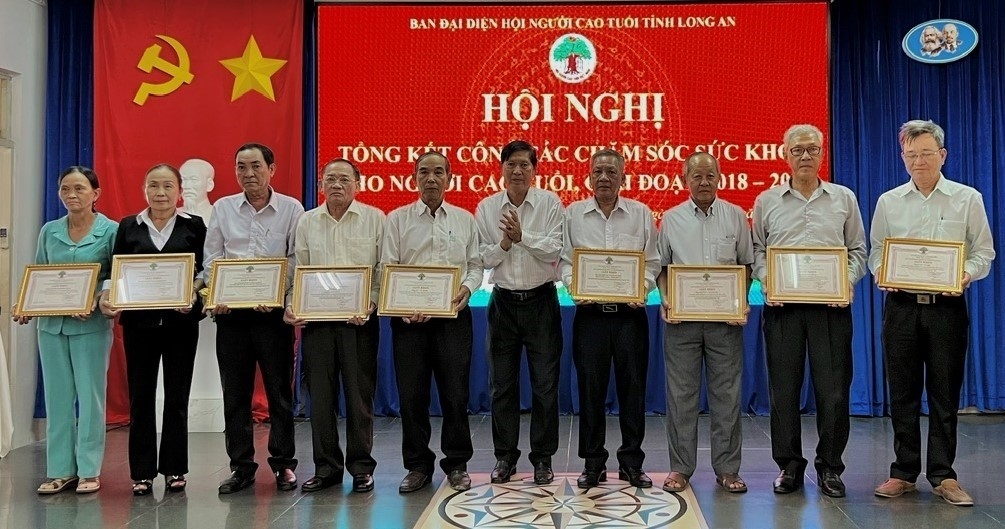 Nhiều tập thể, cá nhân xuất sắc tỉnh Long An được khen thưởng