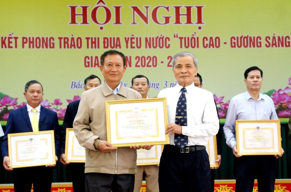 Trao Giấy khen của Chủ tịch Hội NCT tỉnh Bắc Giang cho cá nhân xuất sắc trong phong trào Thi đua Tuổi cao - Gương sáng
