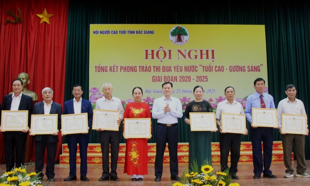 Trao Giấy khen của Chủ tịch Hội NCT tỉnh Bắc Giang cho các tập thjeer xuất sắc trong phong trào Thi đua Tuổi cao - Gương sáng