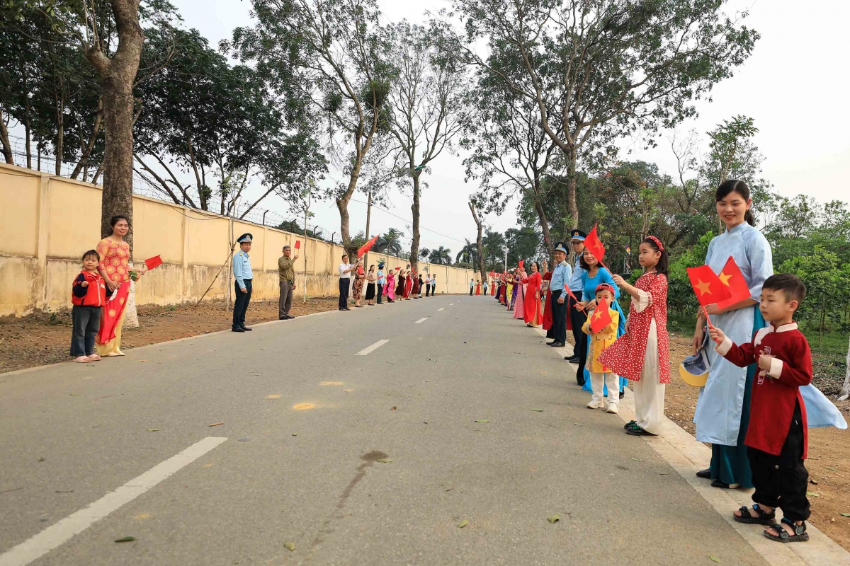 Những chiến sĩ canh trời hành quân vào phương Nam mừng ngày Đại thắng