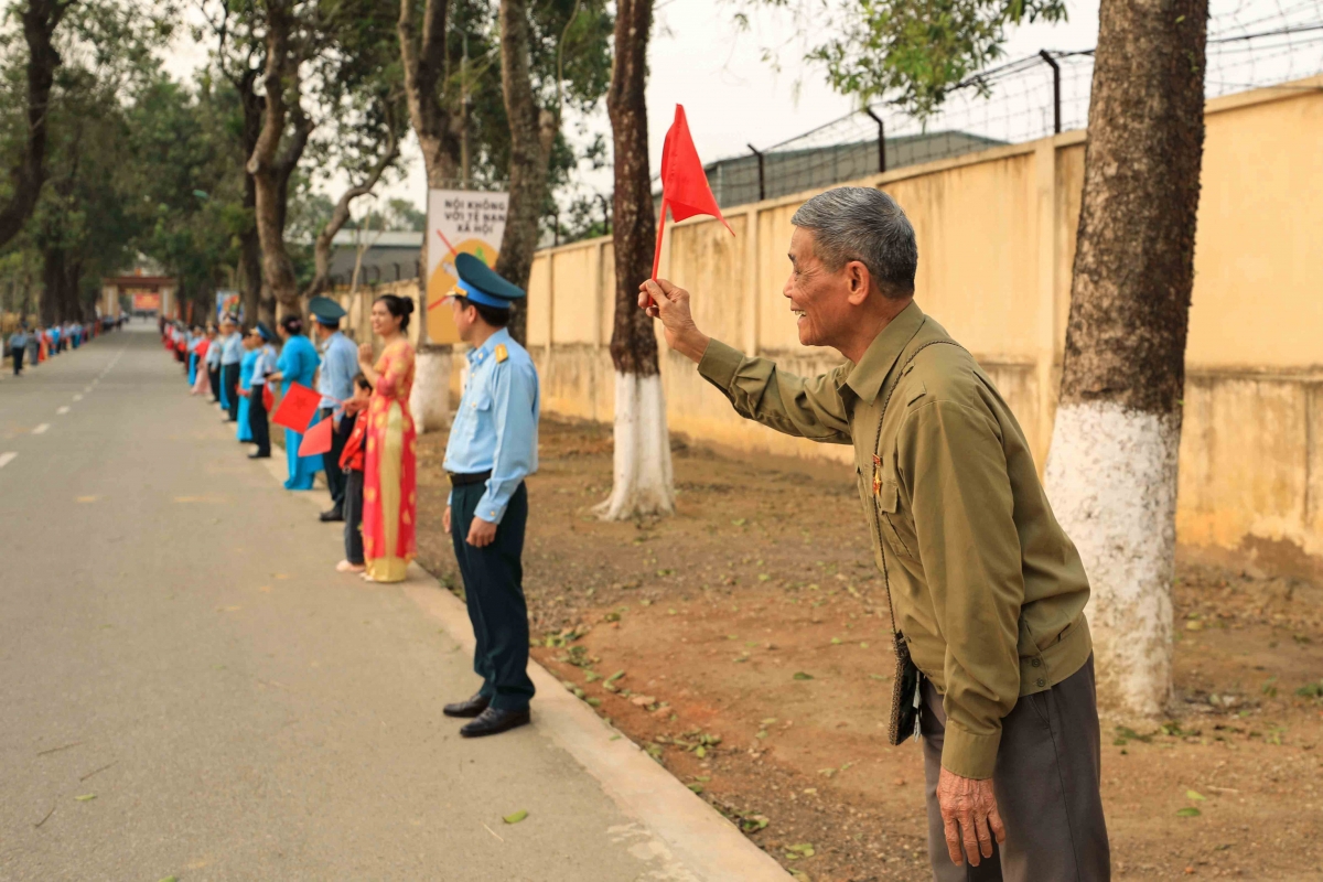 Những chiến sĩ canh trời hành quân vào phương Nam mừng ngày Đại thắng