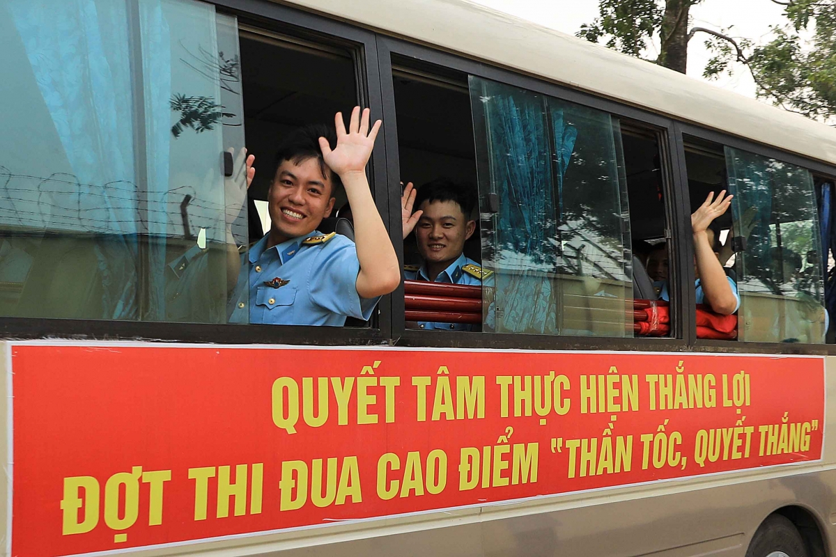 Những chiến sĩ canh trời hành quân vào phương Nam mừng ngày Đại thắng