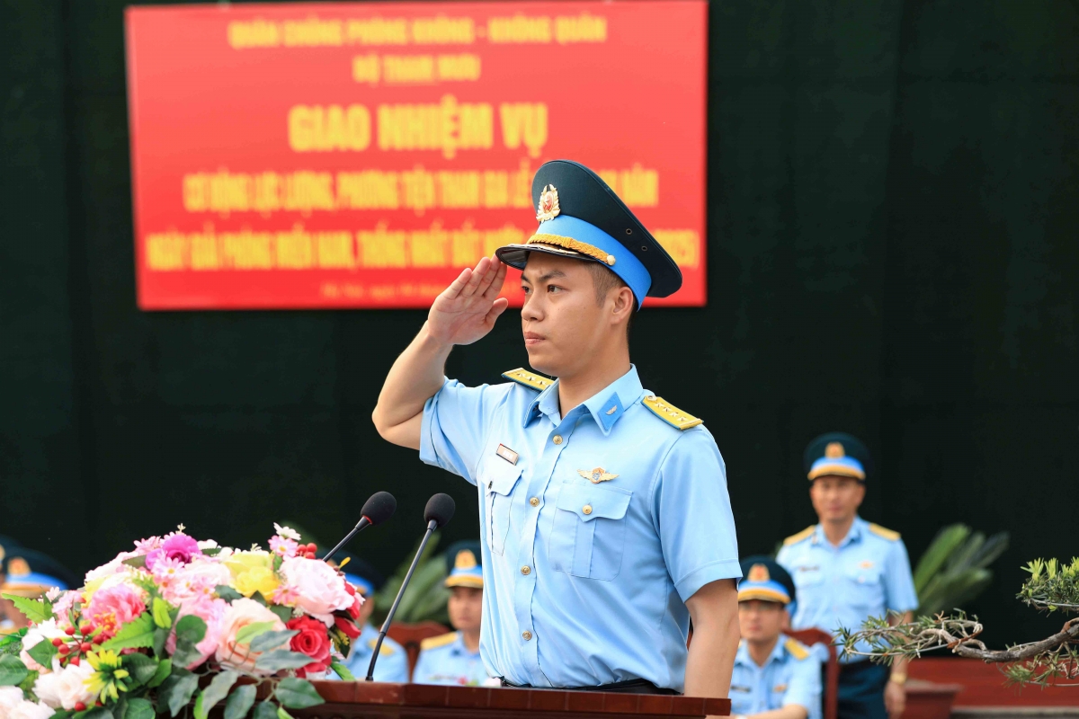 Những chiến sĩ canh trời hành quân vào phương Nam mừng ngày Đại thắng