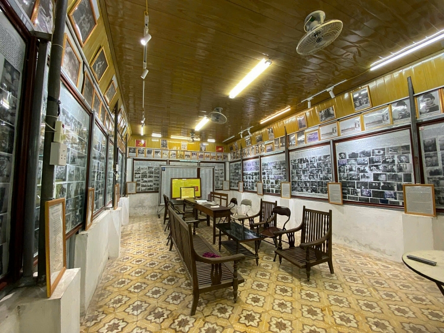 Cụ Trần Văn Cao còn lập bàn thờ Bác Hồ đặt trong Phòng lưu niệm. Năm 2023, cụ Trần Văn Cao được Thủ tướng Chính phủ tặng Bằng khen. Ảnh 1: Cụ Trần Văn Cao đọc cảm tưởng của khách thăm quan. Ảnh 2:  Ảnh 3: Phòng lưu niệm Bác Hồ với 800 bức ảnh được cụ Trần Văn Cao. 