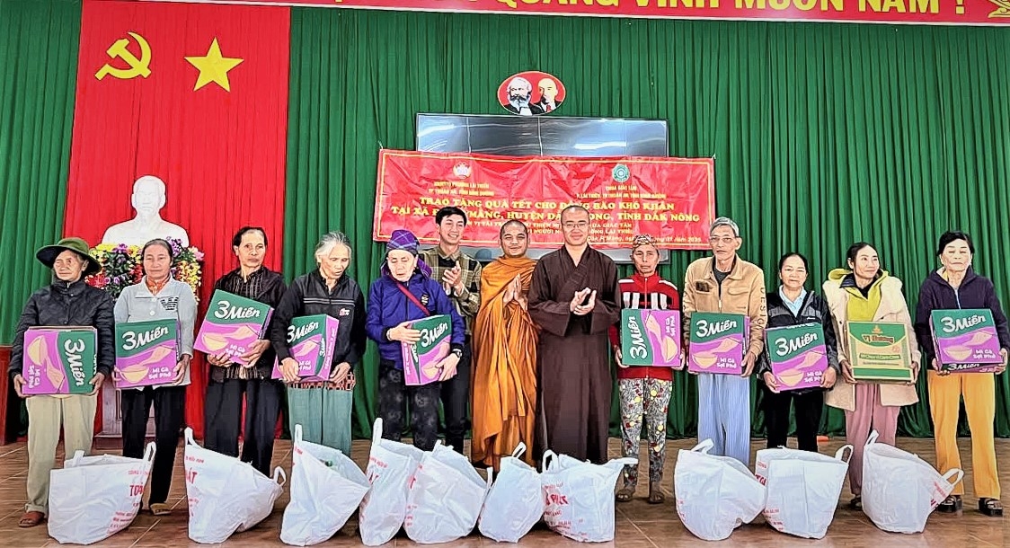 Tặng quà NCT hoàn cảnh khó khăn tỉnh Đắk Nông nhân dịp Xuân mới Ất Tỵ 2025