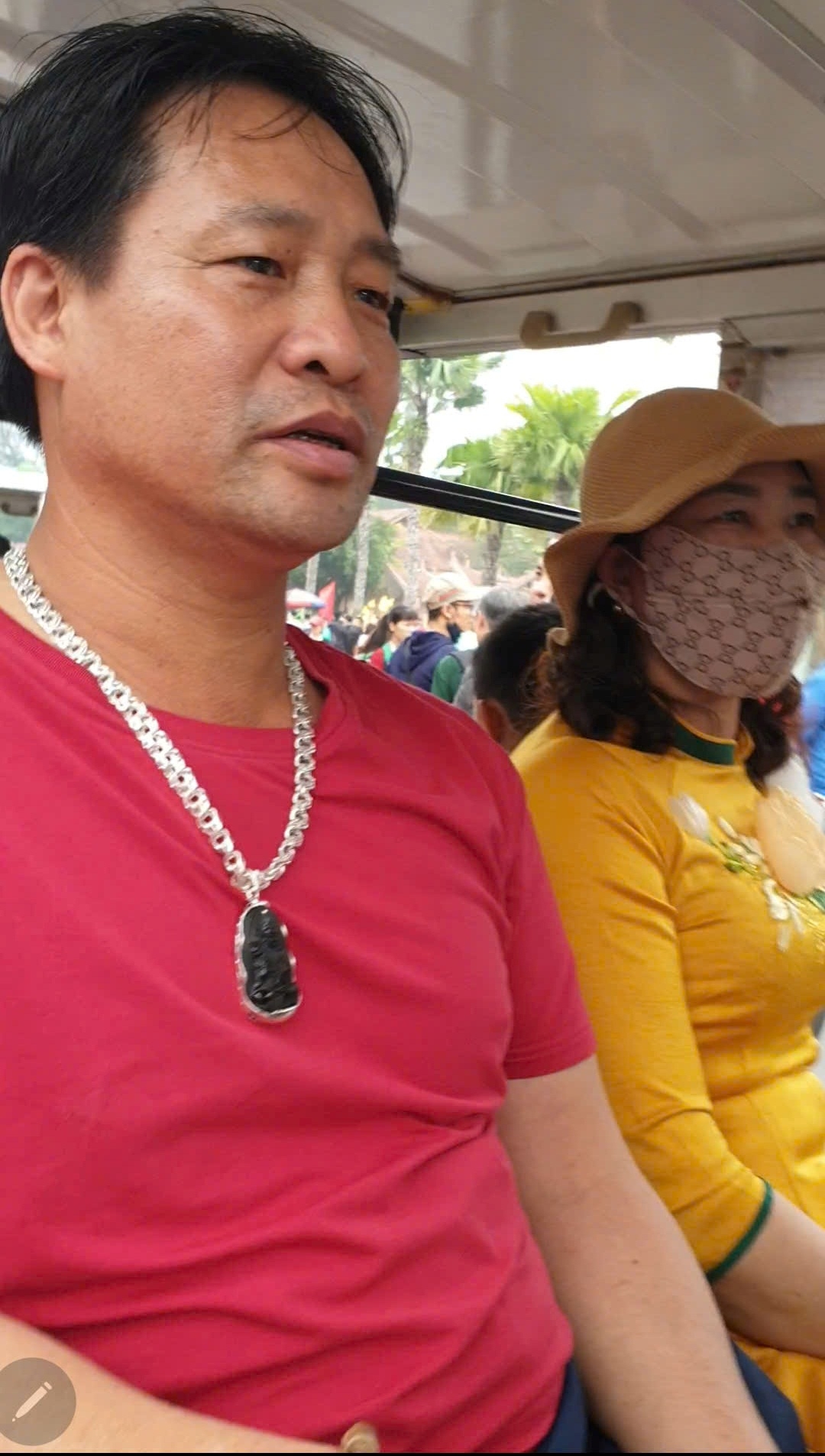 Hoạt động xe điện ở Đền Hùng trong ngày Giỗ Tổ còn gây bức xúc cho du khách