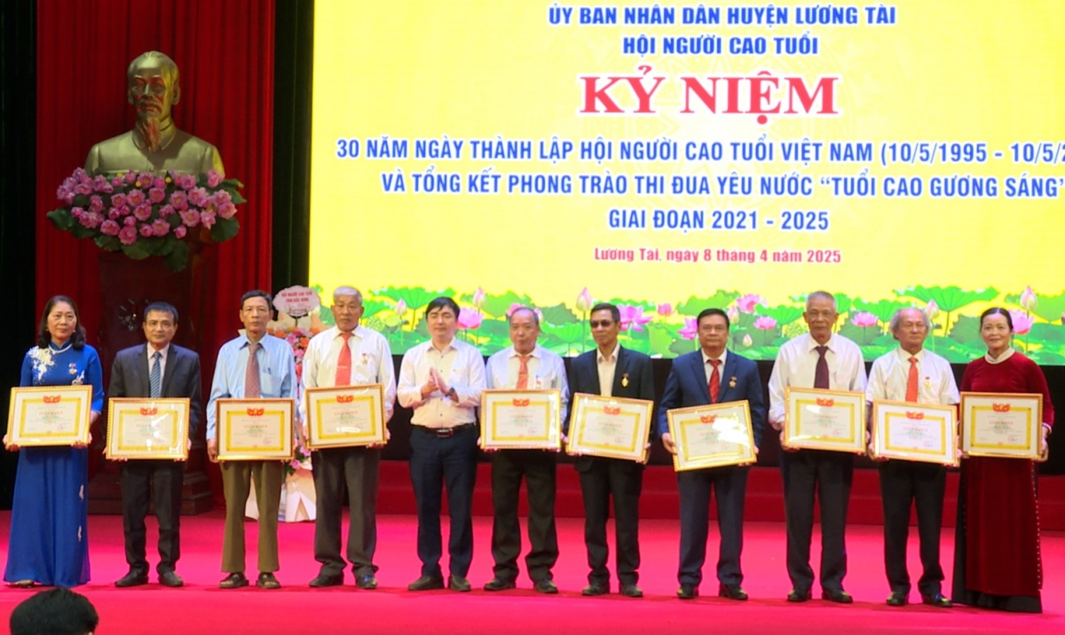 Khen thưởng các tập thể, cá nhân xuất sắc tại Hội nghị