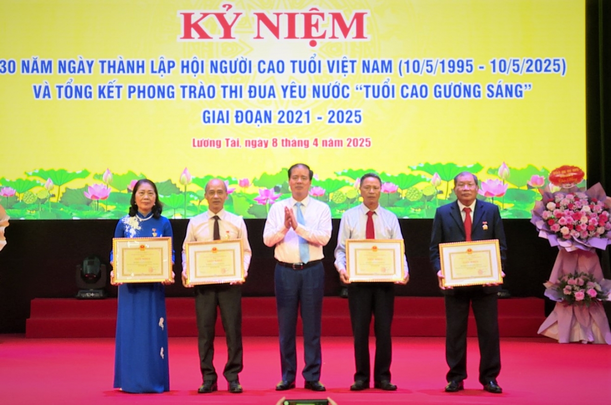 Ông Hoàng Văn Trường trao Giấy khen của Chủ tịch UBND huyện Lương Tài cho các tập thể xuất sắc