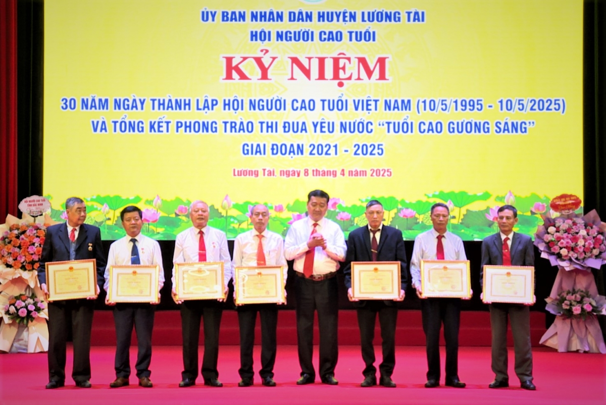 Ông Vũ Đình Phúc trao Giấy khen của Chủ tịch UBND huyện Lương Tài cho các cá nhân xuất sắc