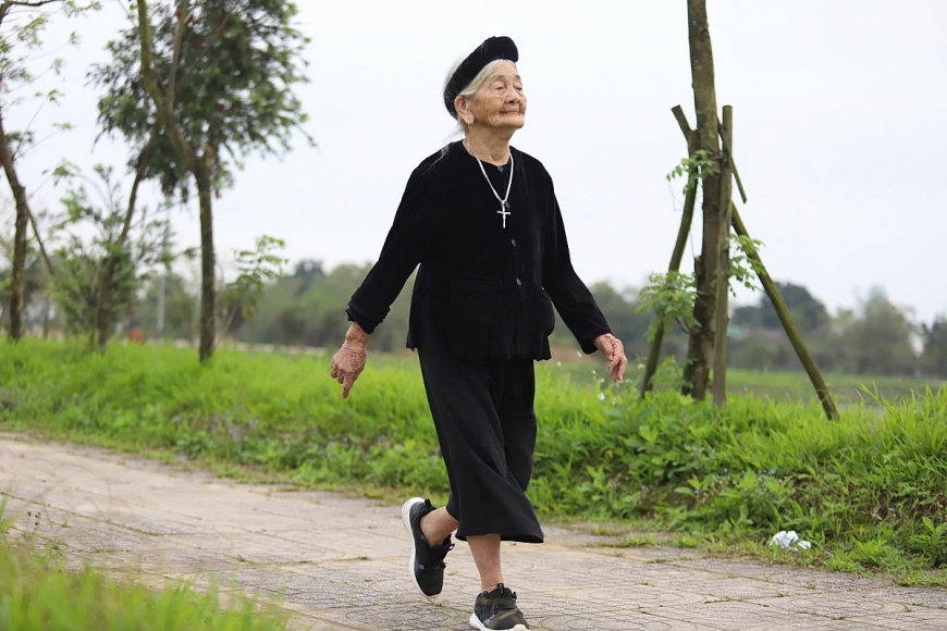 Bí quyết sống khỏe của cụ 97 tuổi mê du lịch, thích thể thao