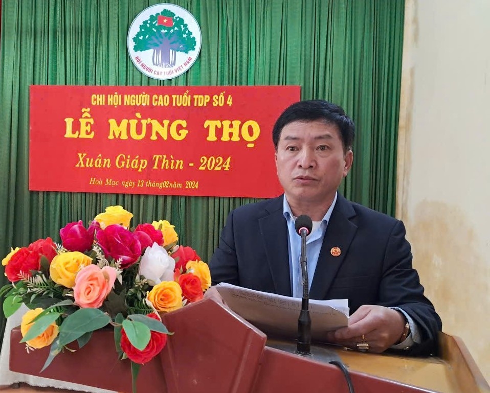 Phó Bí thư cao tuổi nói đi đôi với làm