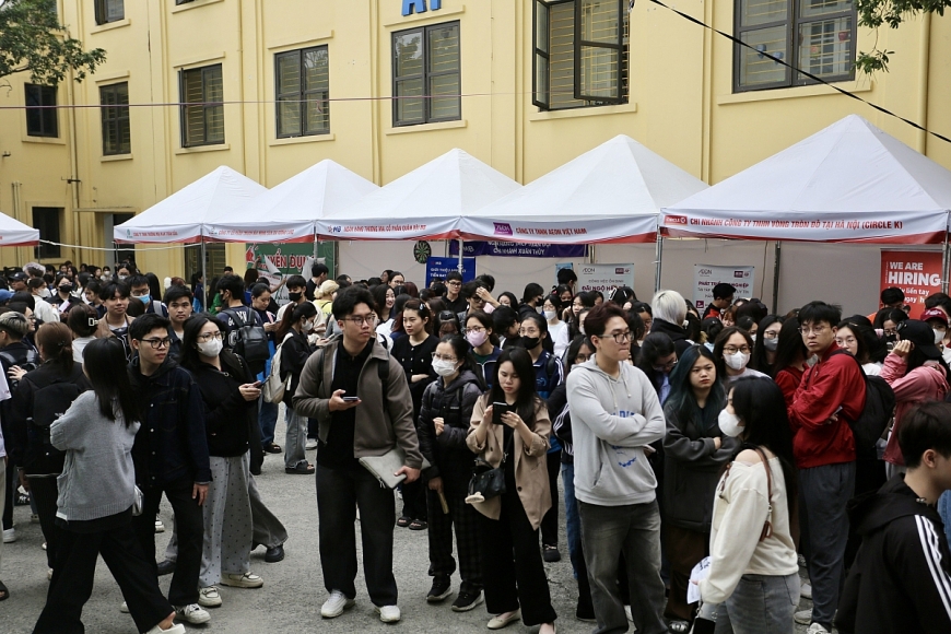 Ngày hội việc làm có sự tham gia của hàng nghìn sinh viên, người lao động đến tìm kiếm việc làm