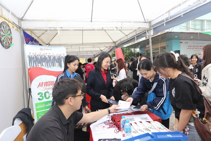 Ngày hội việc làm có sự tham gia của hàng nghìn sinh viên, người lao động đến tìm kiếm việc làm