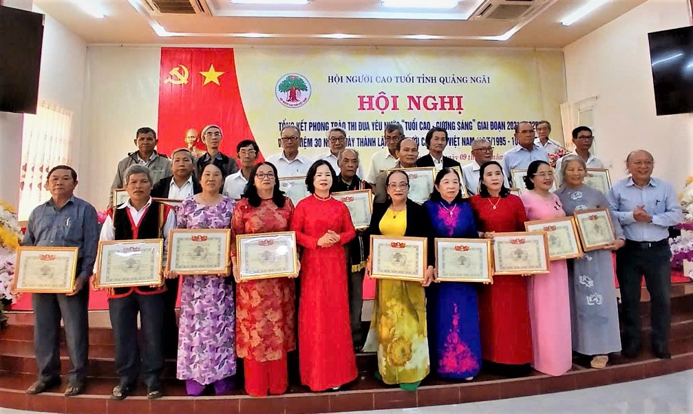 Chủ tịch Hội NCT tỉnh Quảng Ngãi Phạm Thị Thu Trang trao Giấy khen của Hội cho các tập thể, cá nhân xuất sắc