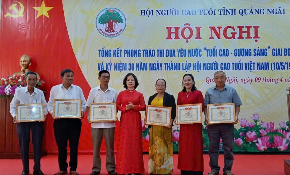 Trao Giấy khen của Hội NCT tỉnh Quảng Ngãi cho các tập thể, cá nhân xuất sắc