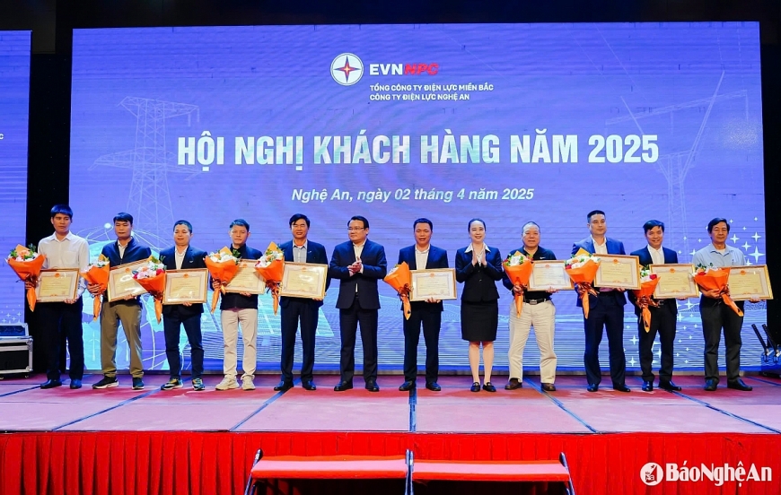 Công ty Điện lực Nghệ An khen thưởng cho các khách hàng, các cơ quan, đơn vị.