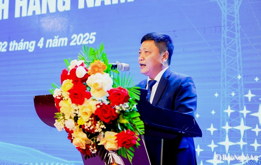 - Giám đốc Công ty Điện lực Nghệ An Bành Hồng Hiển phát biểu khai mạc hội nghị. 