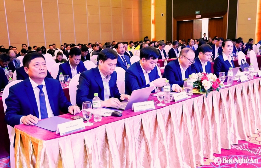 Đại diện lãnh đạo Tổng Công ty Điện lực miền Bắc và Công ty Điện lực Nghệ An tham dự hội nghị