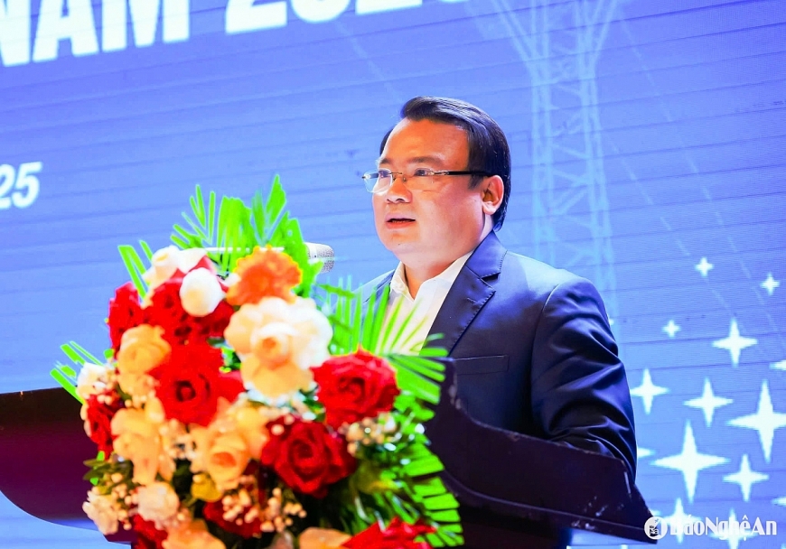 Đồng chí Phùng Thành Vinh - Ủy viên Ban Chấp hành Đảng bộ tỉnh, Phó Chủ tịch UBND tỉnh Nghệ An phát biểu tại hội nghị.