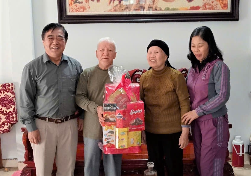 Tặng quà NCT huyện Văn Quan