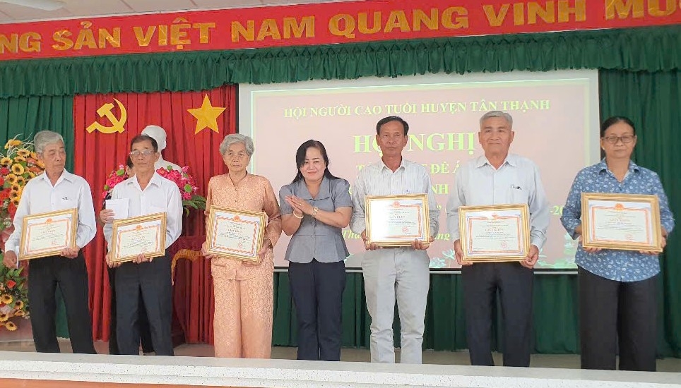 Trao Giấy khen của UBND huyện Tân Thạnh cho các tập thể, cá nhân xuất sắc