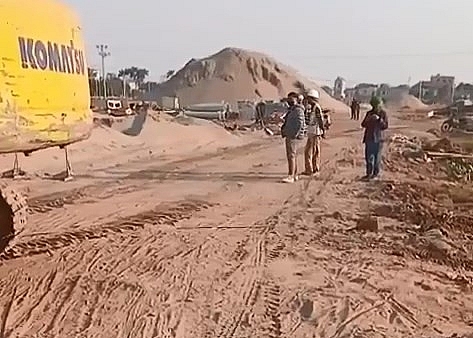 Quang cảnh san ủi mặt bằng Dự án Khu tái định cư thôn Nhạn Tháp. 2. Sơ đồ người dân thu thập được, khi cơ quan chức năng sử dụng làm căn cứ để dân bắt thăm đất.