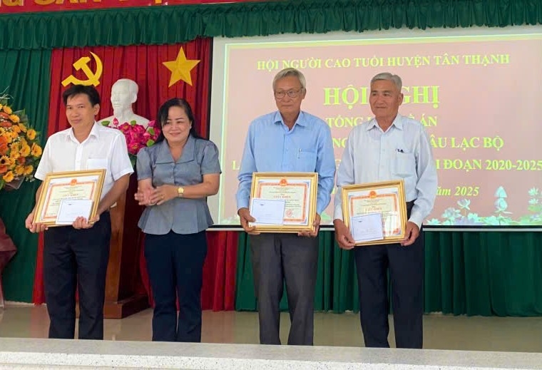 Trao Giấy khen của UBND huyện Tân Thạnh cho các tập thể, cá nhân xuất sắc