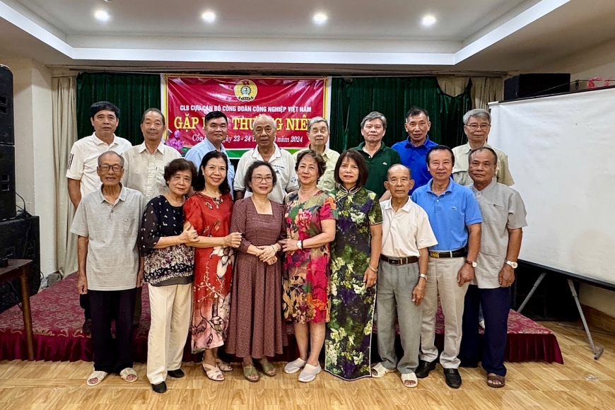         Cụ An Đức Độ (thứ nhất bên trái, hàng trên) tại buổi gặp mặt cán bộ hưu trí.