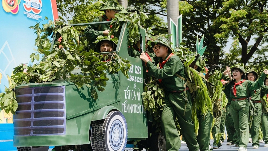 Đội viên TP.HCM tái hiện những ngày tháng 4 hào hùng của 50 năm trước