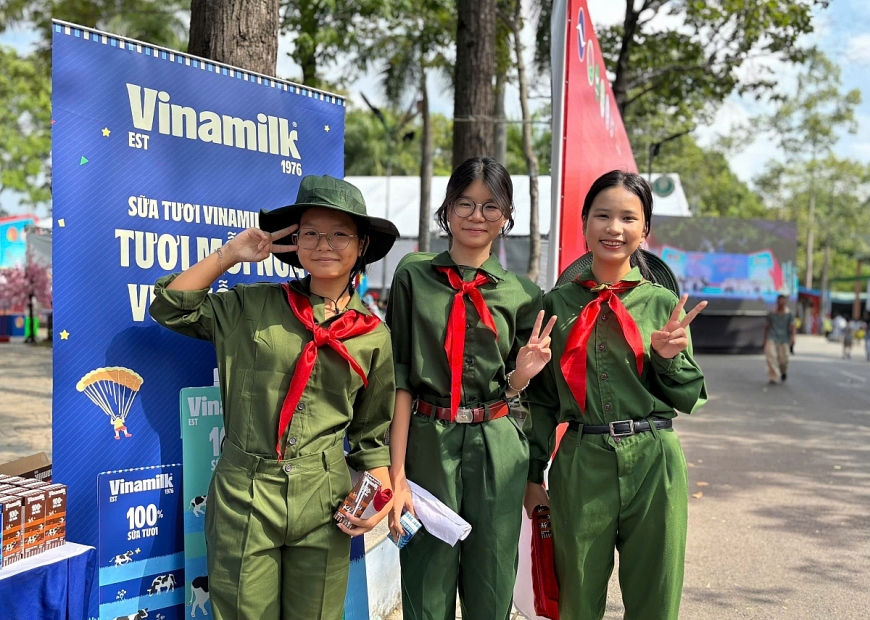 Những “cô, chú bội đội nhí” hào hứng chọn món sữa yêu thích sau khi tham gia các hoạt động của ngày hội