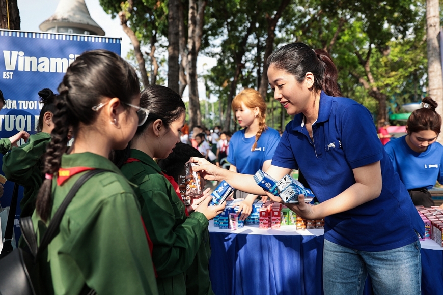 Các bé được tiếp sức tại khu vực nhận sữa của Vinamilk ngay sau các phần thi, diễu hành và tái hiện chiến dịch Hồ Chí Minh