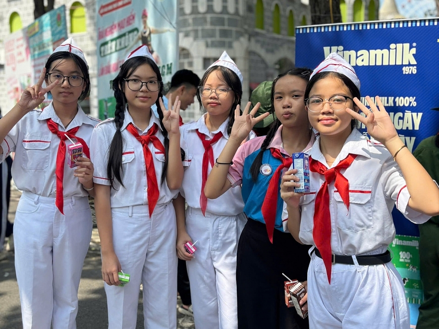 Các bạn đội viên nạp thêm “năng lượng” từ Vinamilk để chuẩn bị sẵn sàng cho phần thi nghi thức Đội