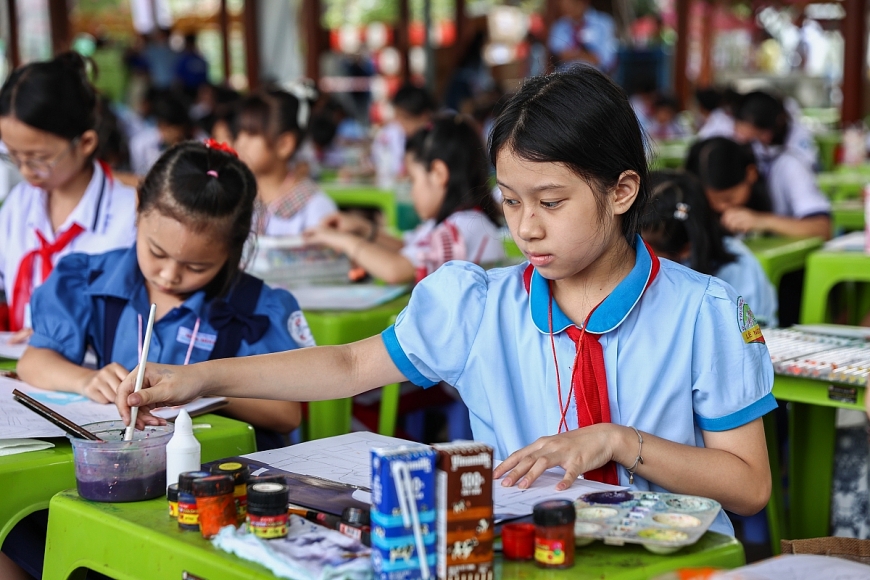 Các em nhỏ đã vẽ nên bức tranh về hòa bình thật đẹp trong cuộc thi Nhành cọ non. Cuộc thu hút gần 300 em thiếu nhi tham dự với những tác phẩm mang ý nghĩa đặc biệt