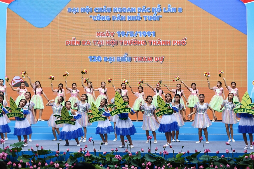 Thiếu nhi đồng diễn nhiều tiết mục với chủ đề “50 năm - Hoa xuân đất nước, đội ta tiếp bước”