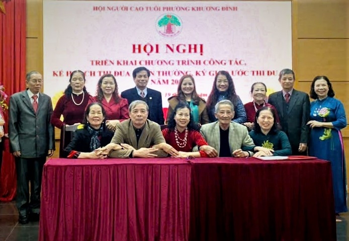 Ông Nguyễn Quốc Hoan (hàng đứng, thứ 4 từ trái sang) tại Hội nghị triển khai nhiệm vụ của Hội NCT phường