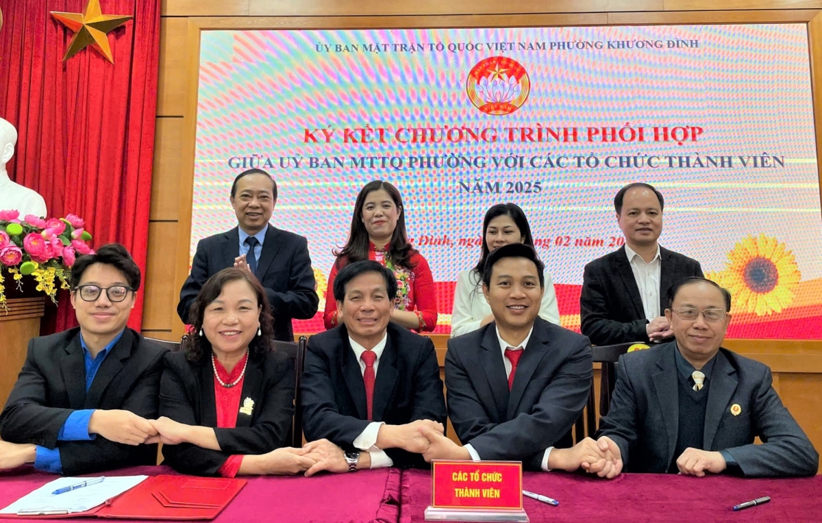 Ông Nguyễn Quốc Hoan (hàng ngồi, giữa) tại Hội nghị Ủy ban MTTQ phường Khương Đình