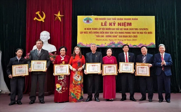 Ông Nguyễn Quốc Hoan (thứ 3 từ phải sang) được Hội NCT TP Hà Nội khen thưởng