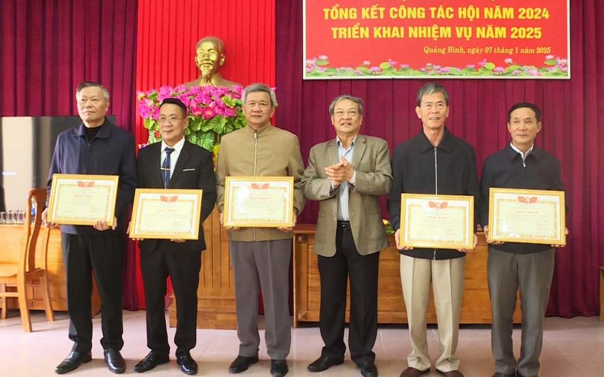Hội NCT tỉnh Quảng Bình khen thưởng các tập thể, cá nhân xuất sắc năm 2024