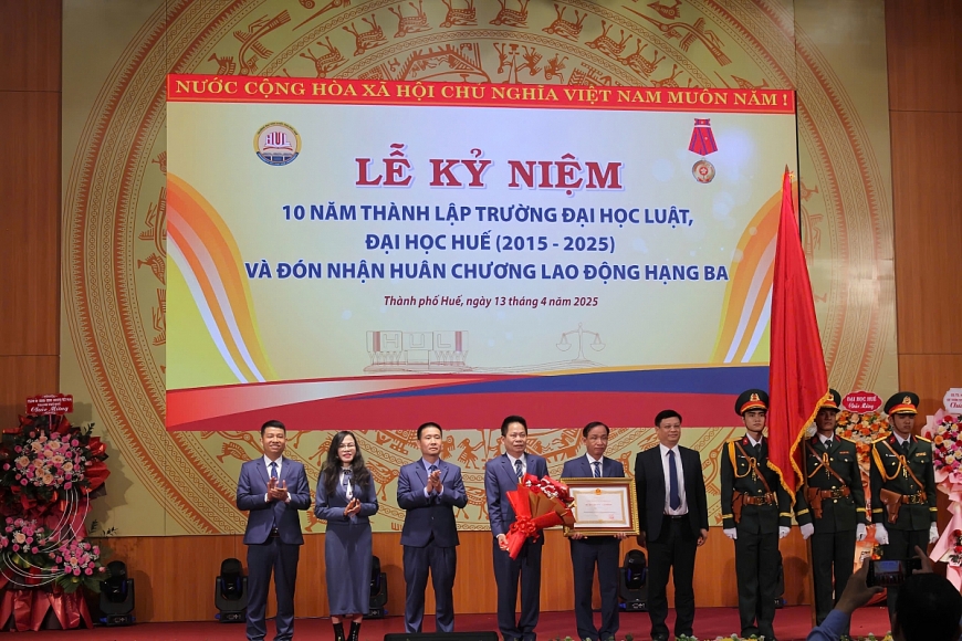 PGS.TS Đoàn Đức Lương, Hiệu trưởng Trường Đại học Luật, Đại học Huế đại diện nhận Huân chương Lao động hạng Ba. 
