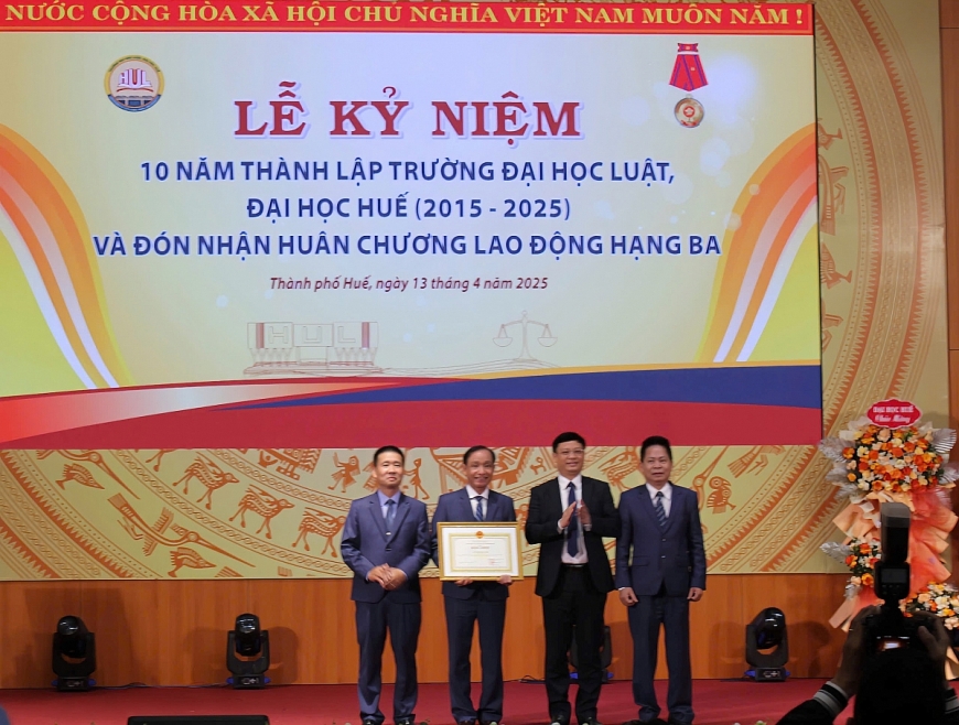  Hiệu trưởng nhận Bằng khen của UBND thành phố.