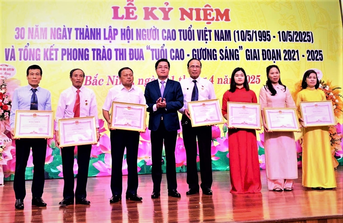 Trao Bằng khen Chủ tịch UBND tỉnh Bắc Ninh cho các tập thể, cá nhân xuất sắc