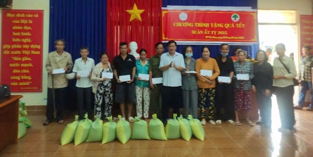 Tặng quà cho NCT có hoàn cảnh khó khăn trên địa bàn tỉnh Cà Mau, dịp  Nguyên đán Ất Tỵ  2025.