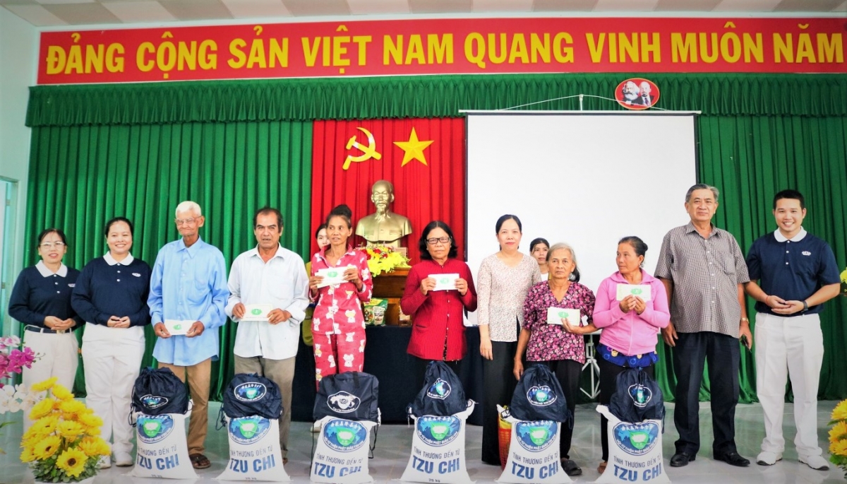 Tặng quà NCT nghèo TP Trà Vinh nhân dịp Xuân mới Ất Tỵ 2025