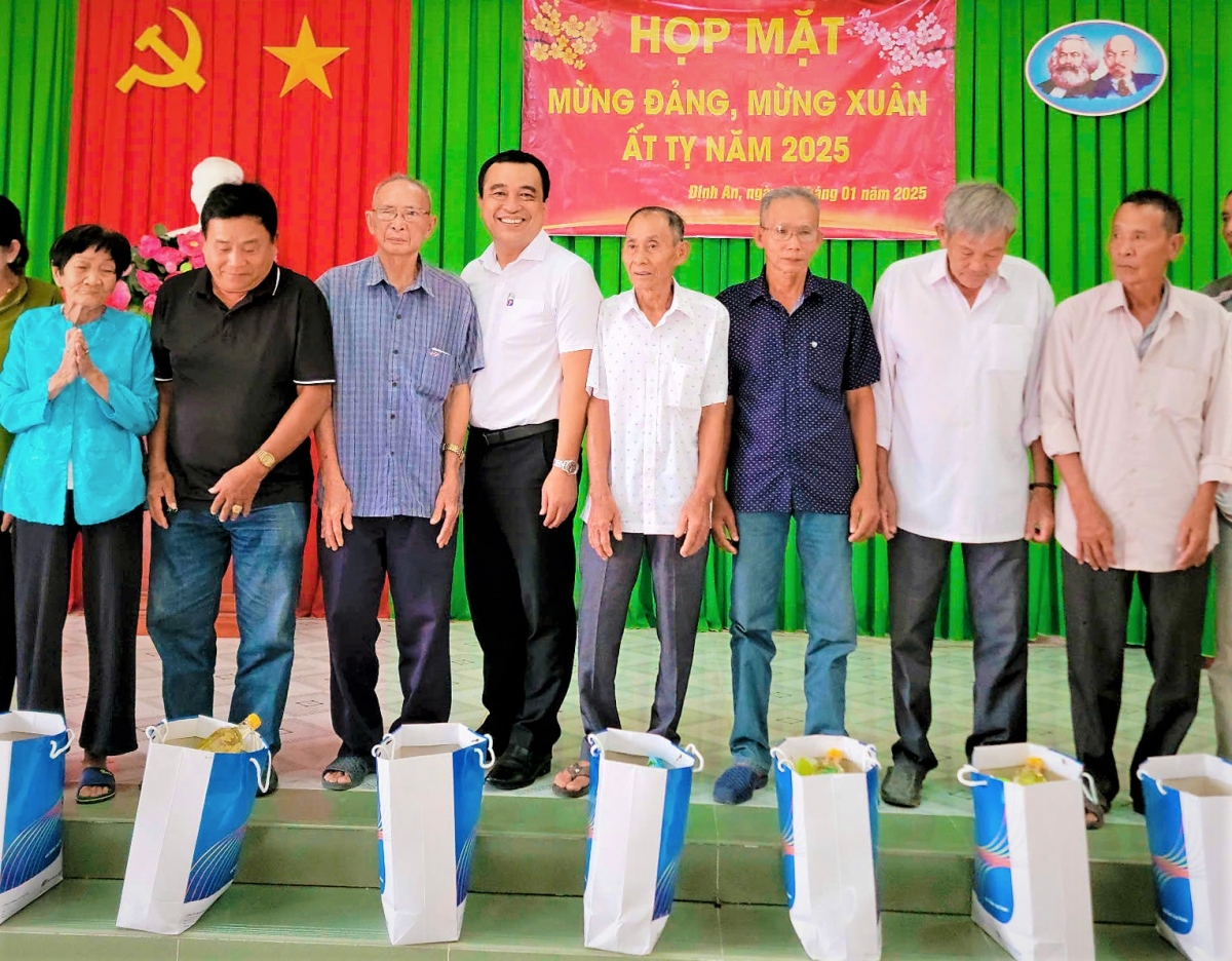 Tặng quà NCT nghèo tỉnh Trà Vinh nhân dịp Xuân mới Ất Tỵ 2025