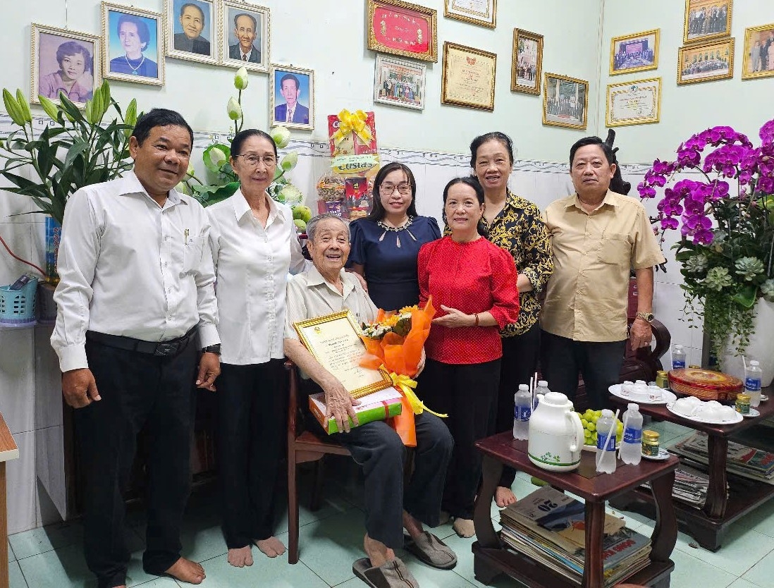 Chủ tịch Hội Người cao tuổi phường gương mẫu, đa tài