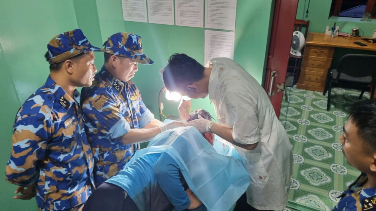 Nhà giàn DK1/14 cấp cứu kịp thời ngư dân gặp nạn trên biển